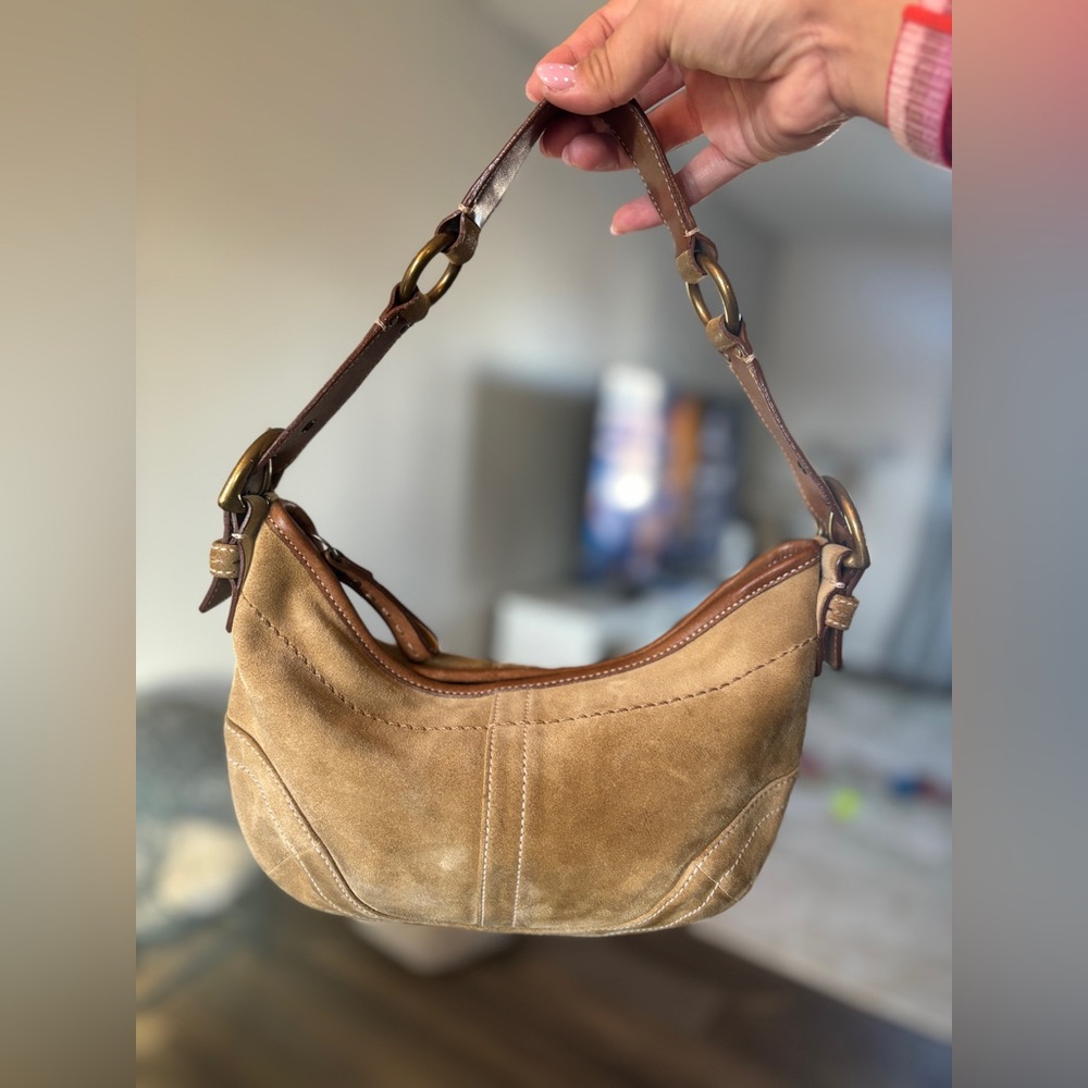 🚨VINTAGE Y2K COACH SMALL HAMPTONS SHOULDER BAG IN TAN SUEDE🚨